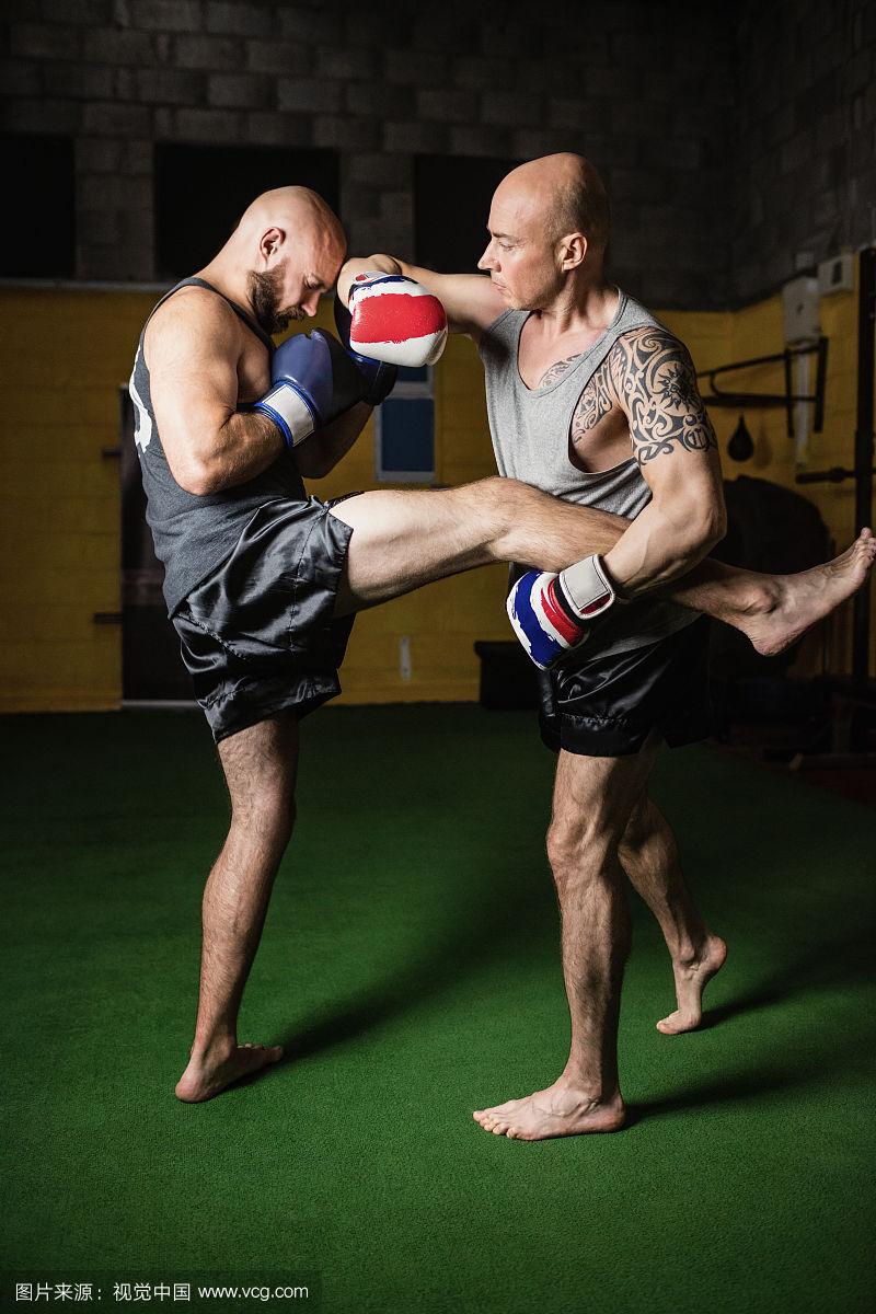 包含泰国拳击选手技压群雄昂首问鼎的词条