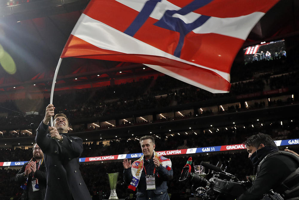 马德里大学生高举反击旗帜阵容整齐