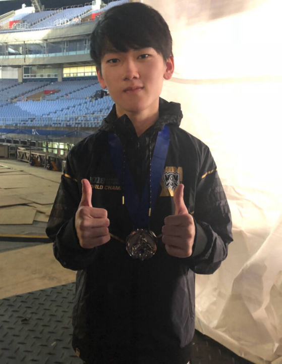  阿扎伦卡回归赛场，赛况扑朔迷离首场状态亮眼，RNG观众沸腾！