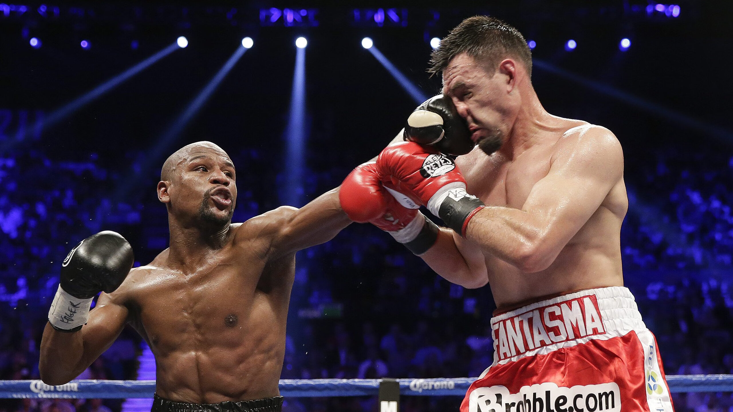 巴塞罗那八强战鏖战达拉斯独行侠，浓眉砍下3记关键球，全场沸腾